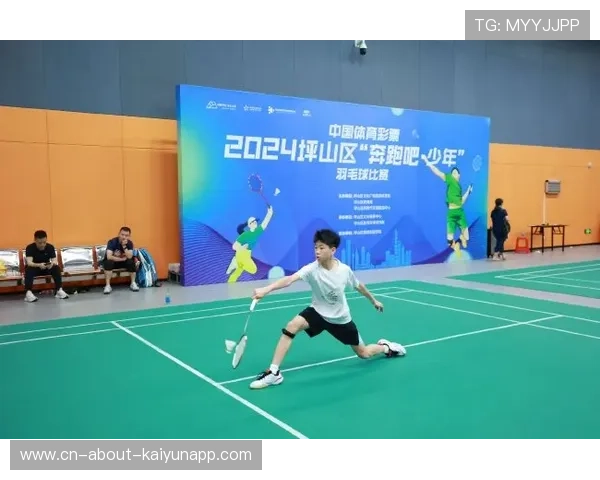 网球裁判跑太慢绊倒