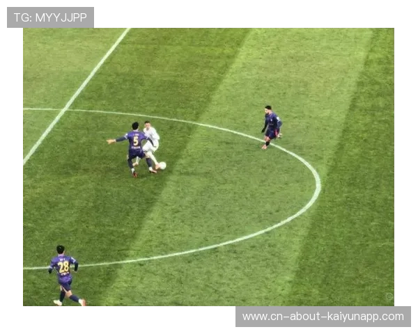 重庆铜梁龙迪马塔直接任意球试脚,弧线奔向上角 重庆铜梁龙迪马塔直接任意球试脚,弧线奔向上角